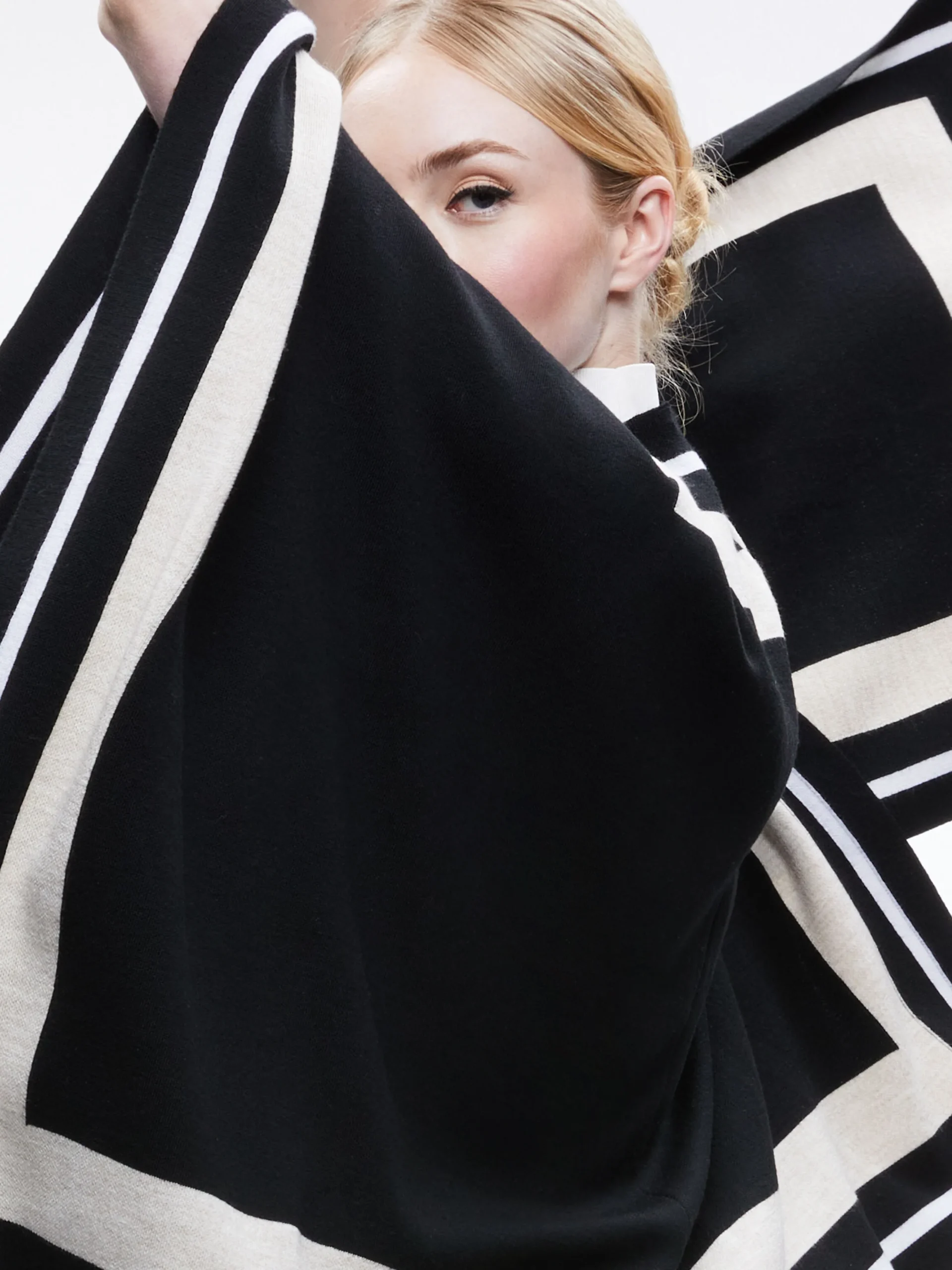 Alice and Olivia KAMALA STRIPE PONCHO BLACK/ECRU/LATTE*FEATURED SHOPS | CLOTHING